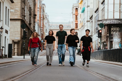 Studenter går i en gate.