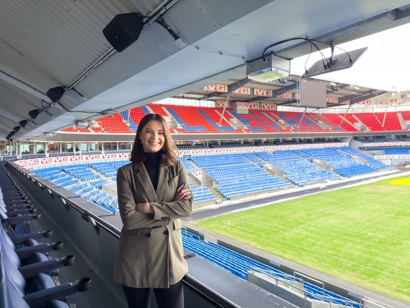 June står på tribunen på Ullevål Stadion