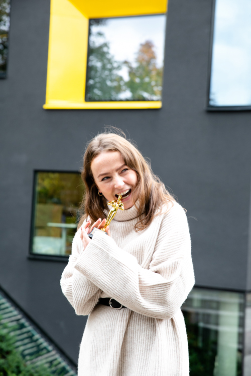 Maren pleier å sitte oppe hele natten hvert år og se Oscarutdelingen. Nå er hun selv en av vinnerne.