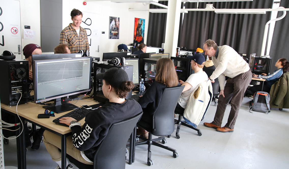 VF-lab med mange datamaskiner og studenter