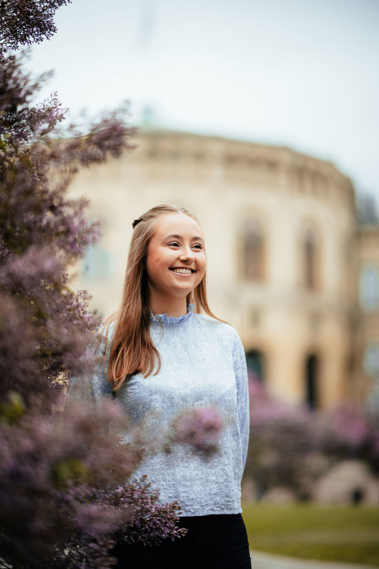 Helén foran stortinget.