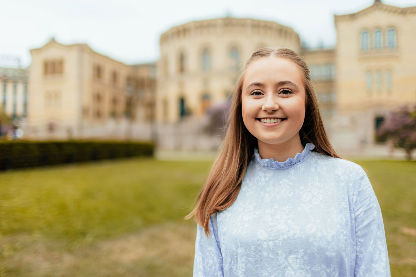 Helén Flatjord foran stortinget.