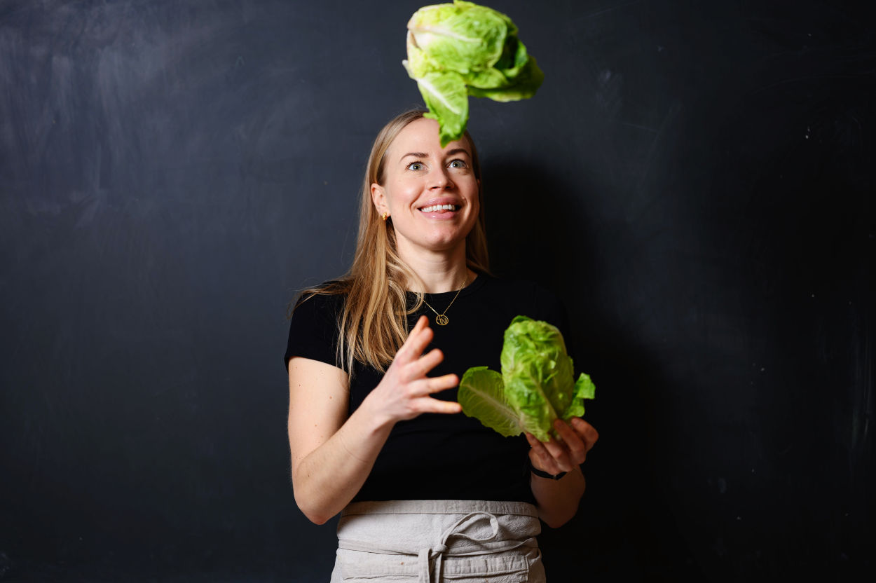 Susanne Tiller sjonglerer med salathoder.