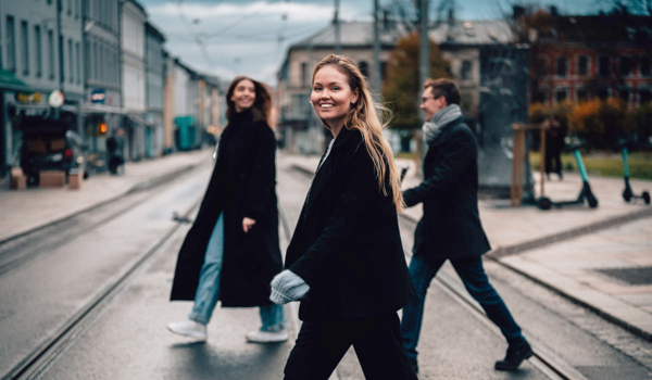 Tre studenter krysser Thorvald Meyers gate ved Olaf Ryes plass i Oslo.