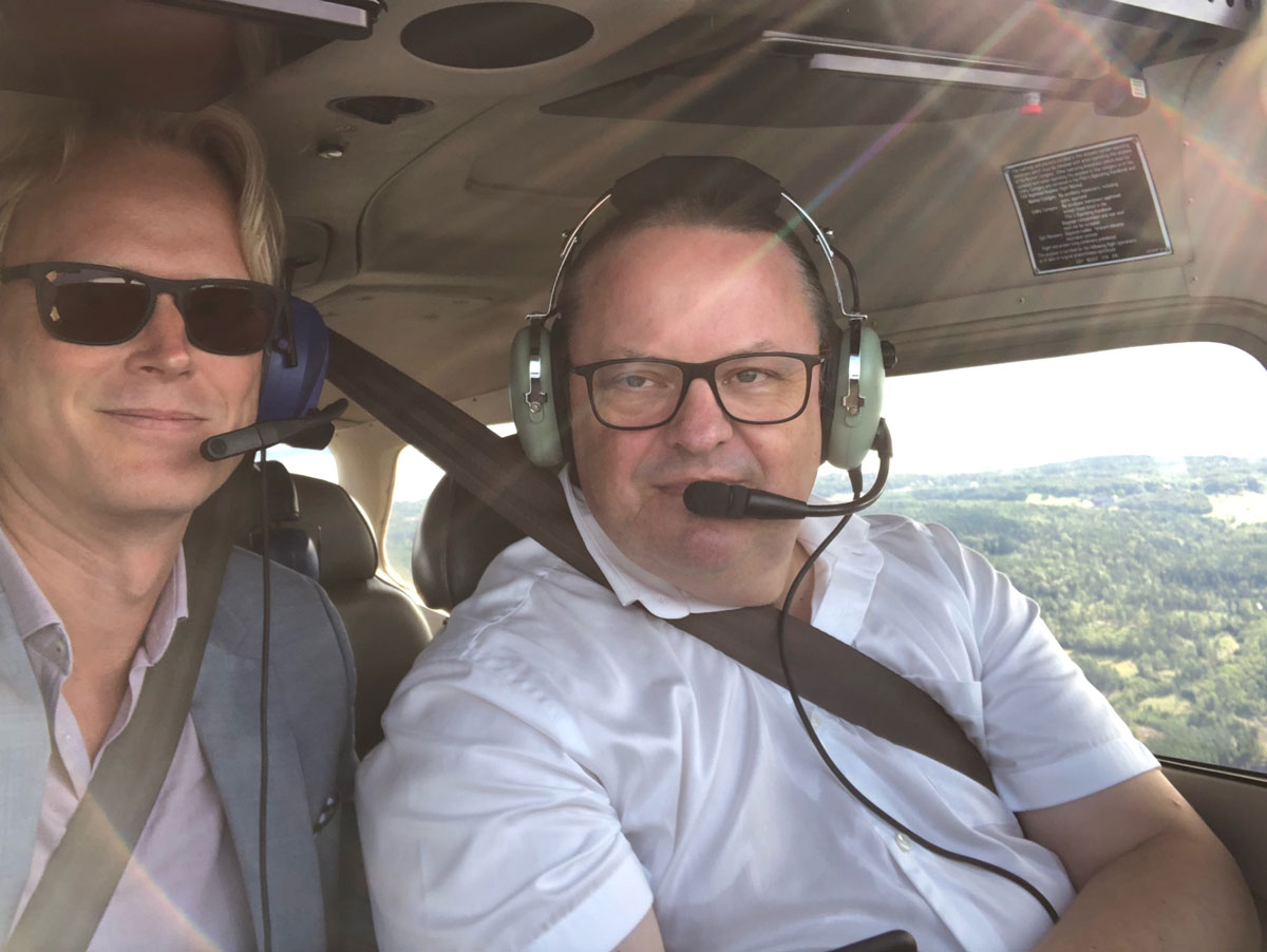 To menn i en cockpit oppe i lufta.