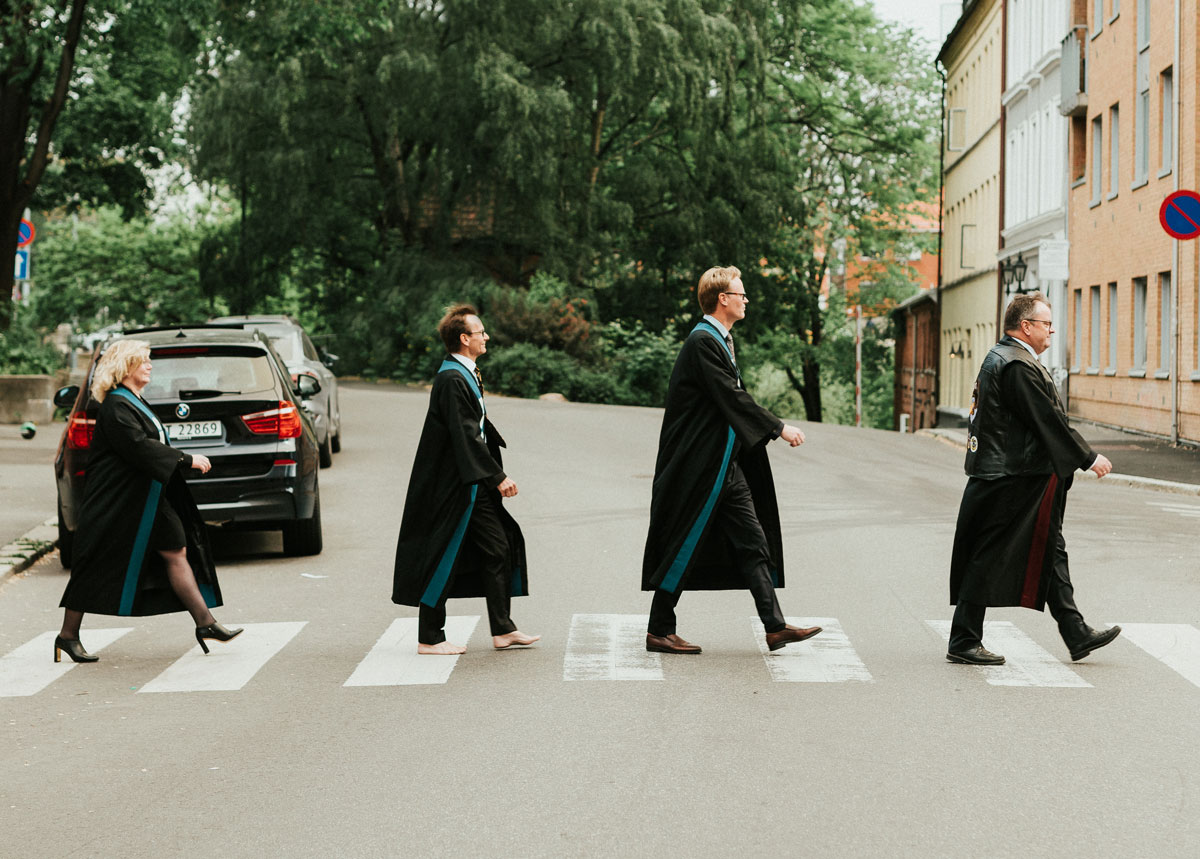 Fire personer går over et gangfelt slik som i det ikoniske Abbey Road-bildet til The Beatles.