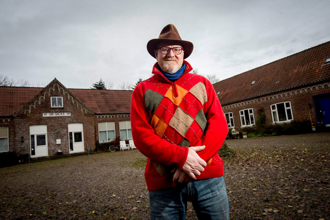 Står foran en gammel skole.