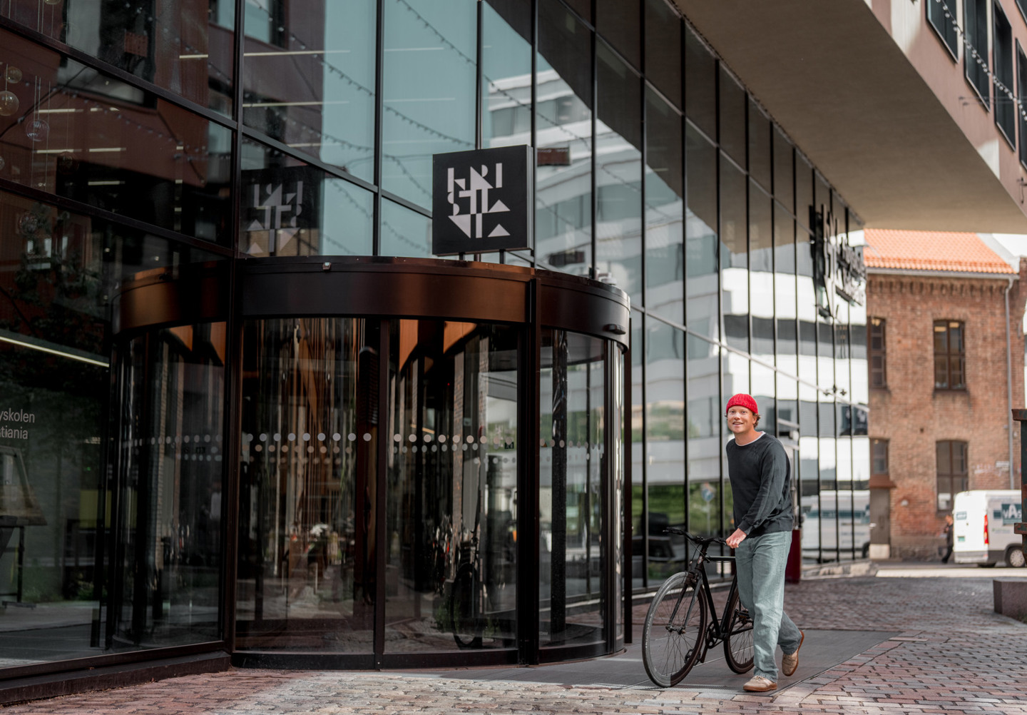 Jo med sykkel utenfor Campus Kristiania