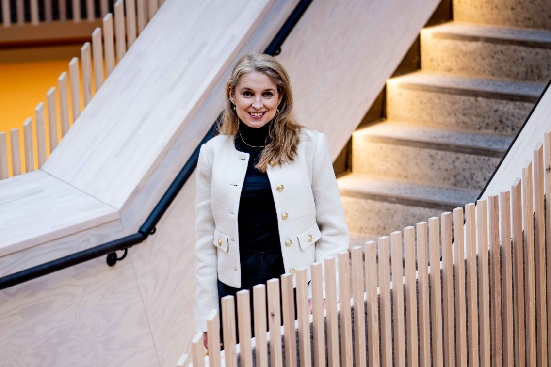 Helene står i trappene på et av Kristianias campus