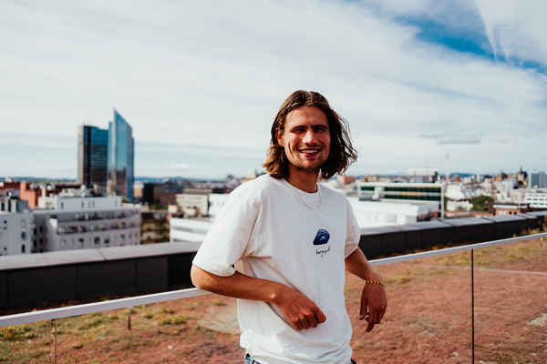 Student på takterasse med utsikt over Oslo.