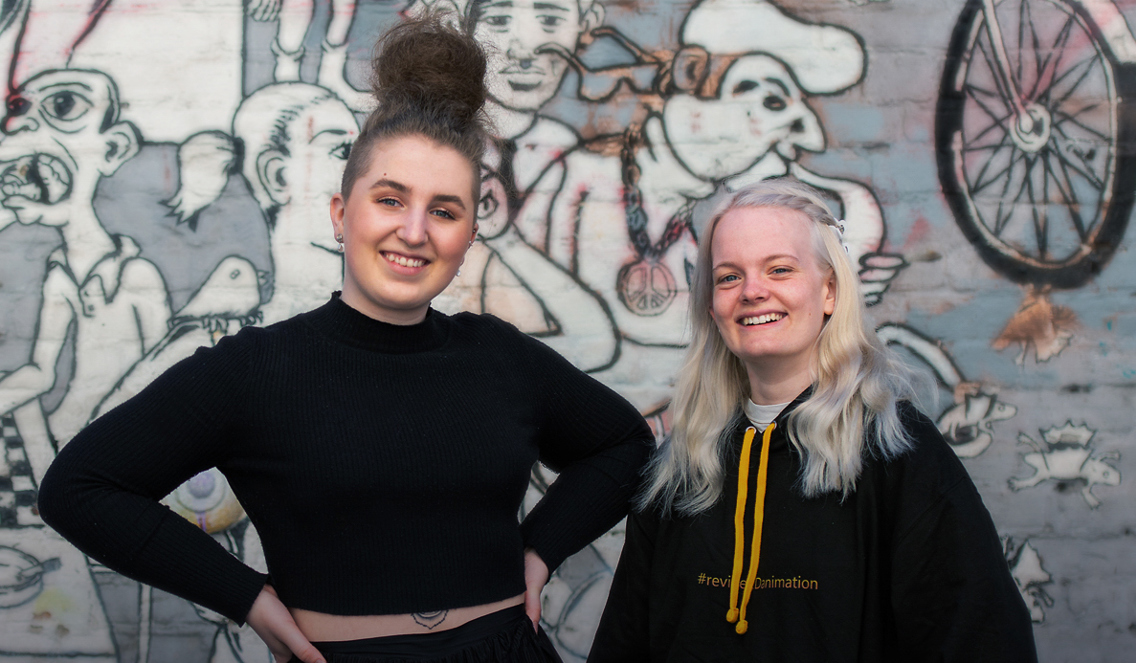 Portrett av Guro Kjensli Johansen og Frida Bogen Lauritzen  (Somnium Animation Studio) med animasjonsgrafitti i bakgrunn. 