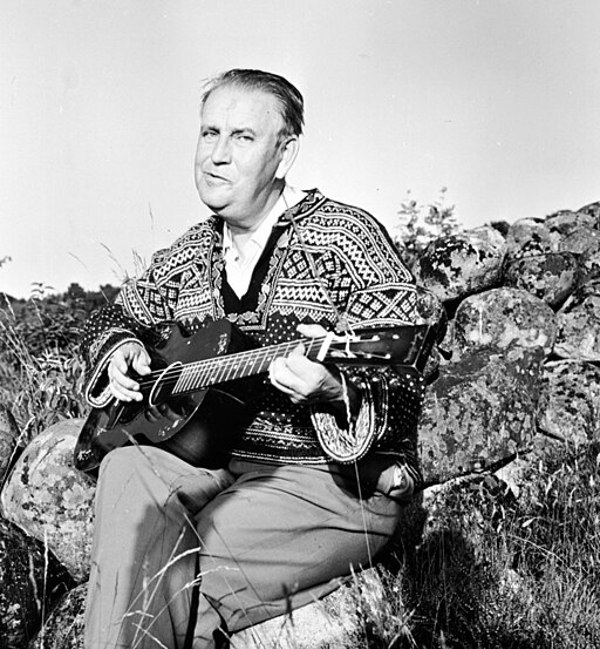  Alf Prøysen spiller gitar i "steinrøysa nedi bakken"