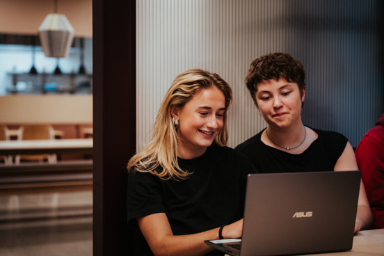 Studenter jobber med PC.