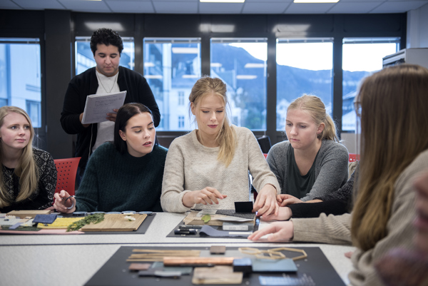 Foto av seks studenter rundt et bord.