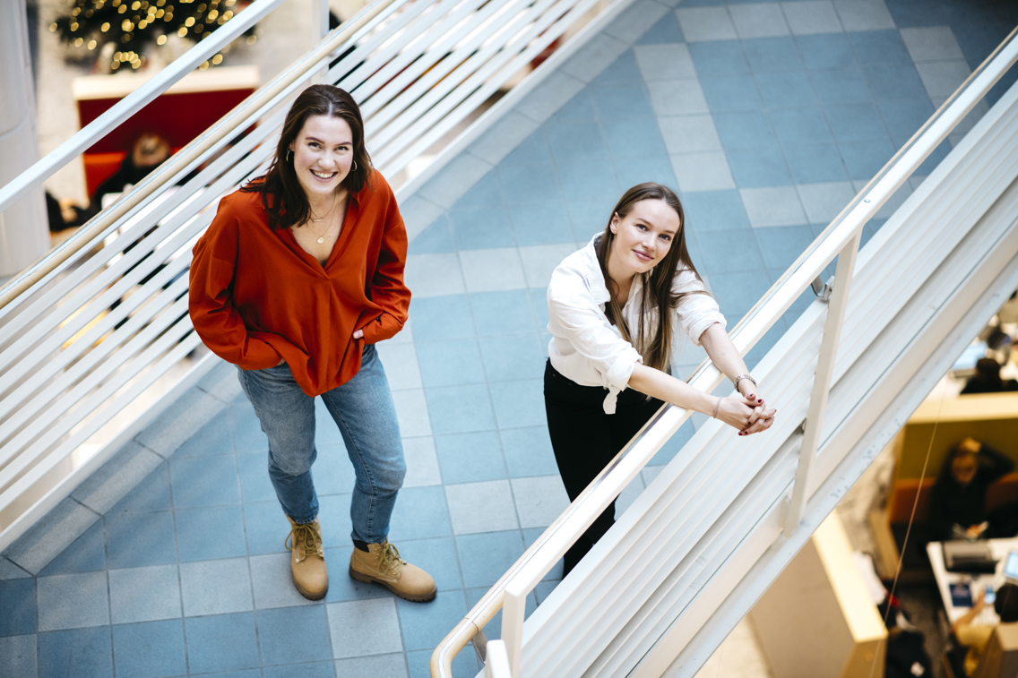 Foto av HK studenter som står på en bro.