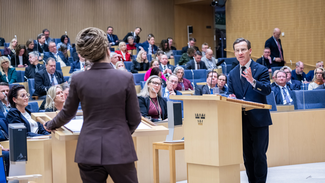 Ulf Kristersson og Amanda Lind i partilederdebatten i Riksdagen 14. januar 2026.