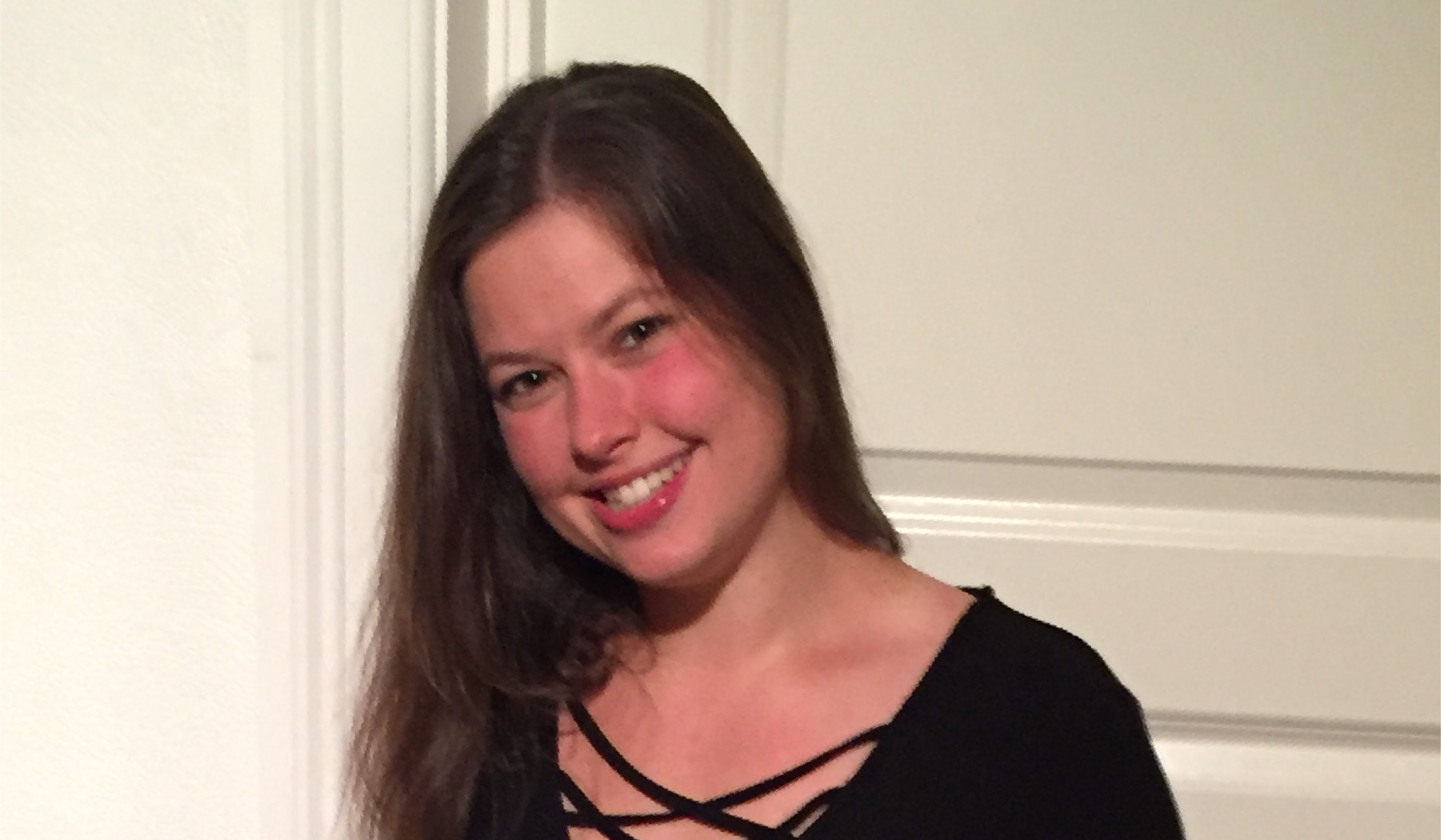 Smilende brunette