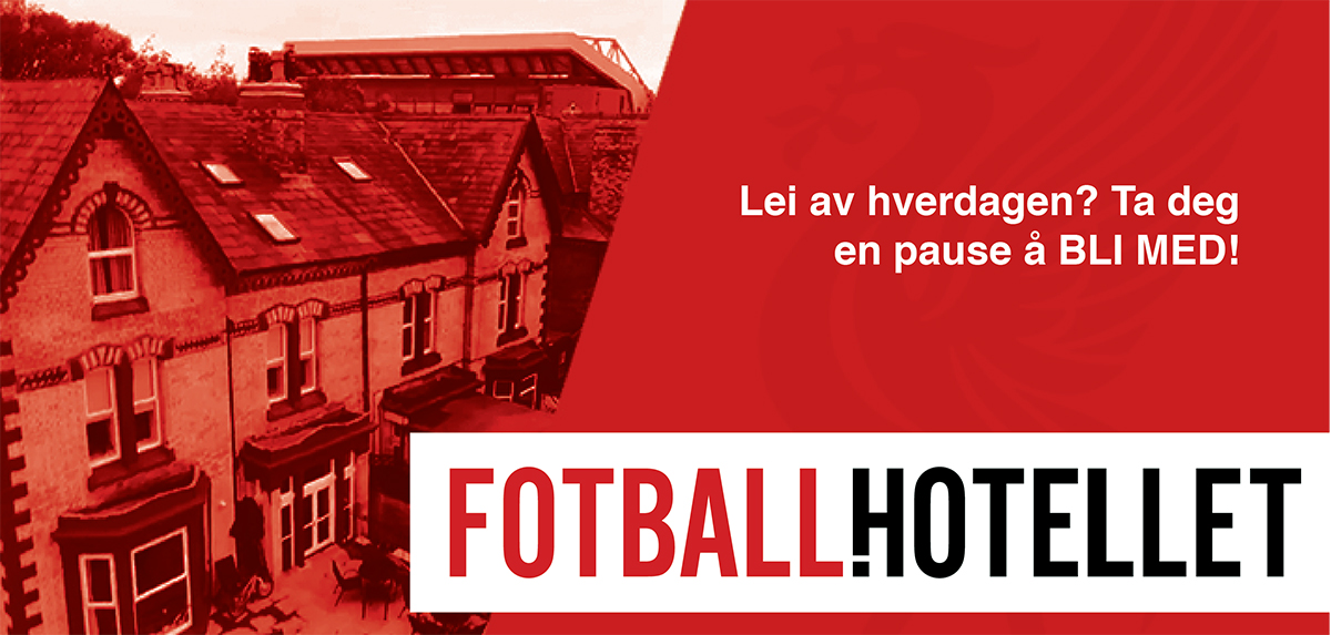 Svart og hvit logo med teksten fotballhotellet over rødtonet bilde av et hotell