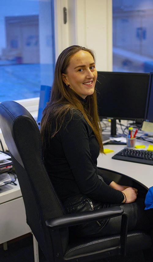 Agnethe Thun Hindbjørgmo sitter hun ved desken på jobb i Europeisk Undgom og smiler mot kamera.