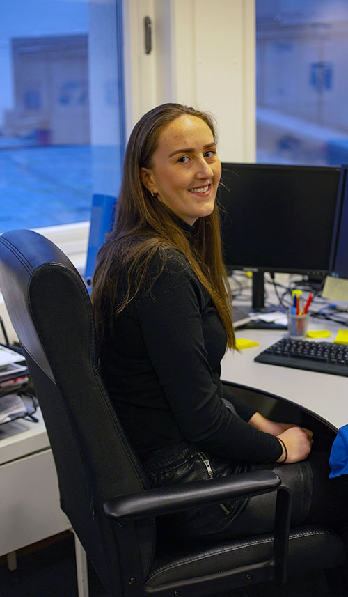 Agnethe Thun Hindbjørgmo sitter hun ved desken på jobb i Europeisk Undgom og smiler mot kamera.