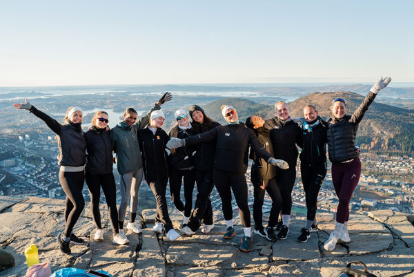 Kristiania Running Club med medlemmer på toppen av Ulriken.