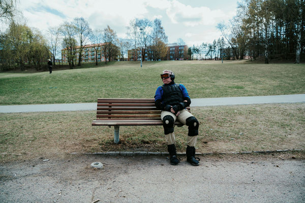 Foto av mann som sitter på en benk 