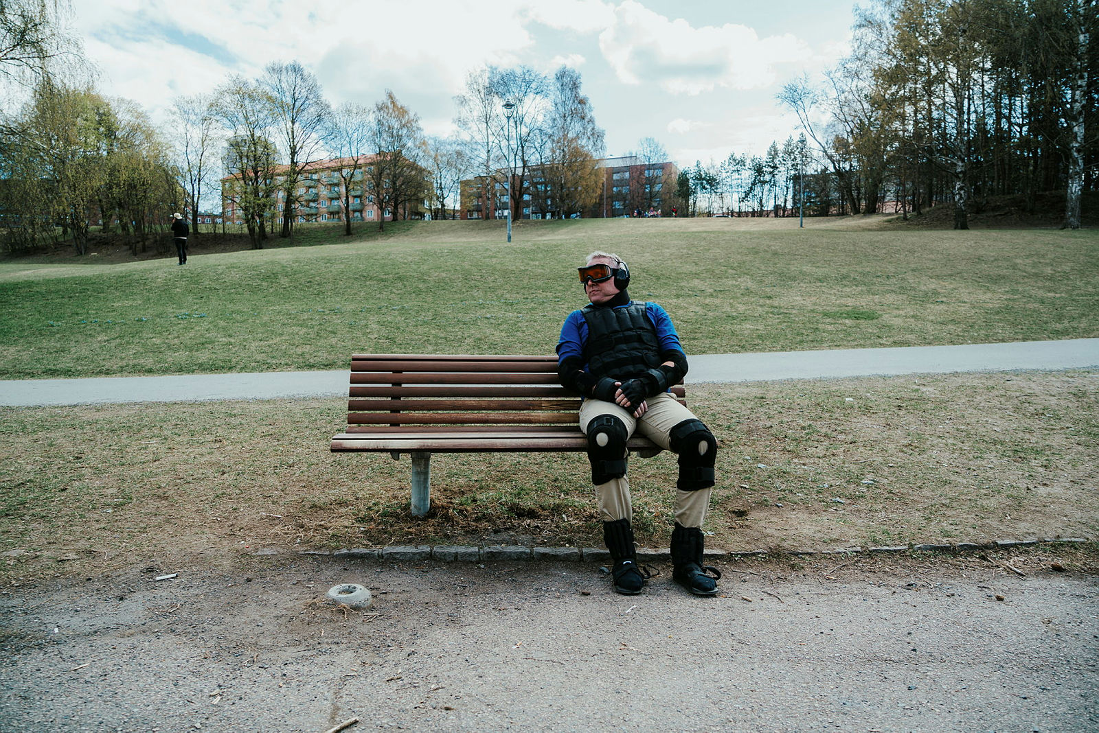 Foto av mann som sitter på en benk