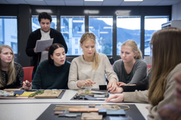 Gruppe med studenter som jobber med en praktisk oppgave.