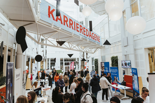 Oversiktsbilde vrimlehall under Karrieredagene, med bedrifter på stand.