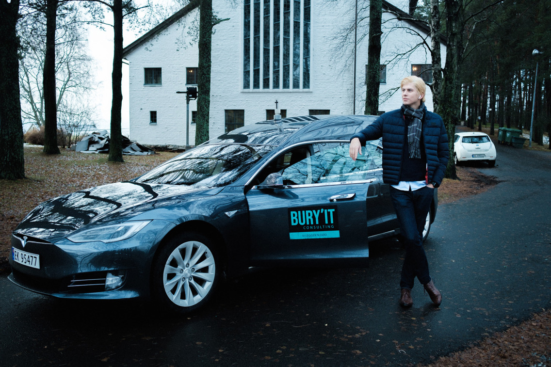 Jon Sindre Klonteig som moderne begravelsesagent i NRK-serien Feeden.