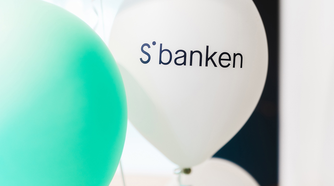 Hvit ballong med tekskten 'Sbanken'