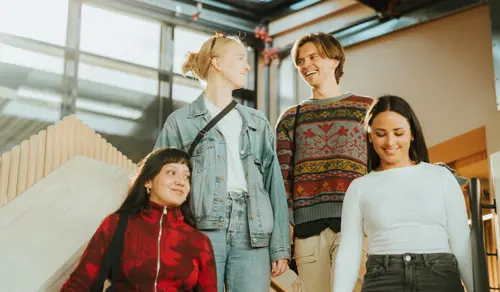 Studenter på vei ned trappen i Kristianias nye undervisningsbygg