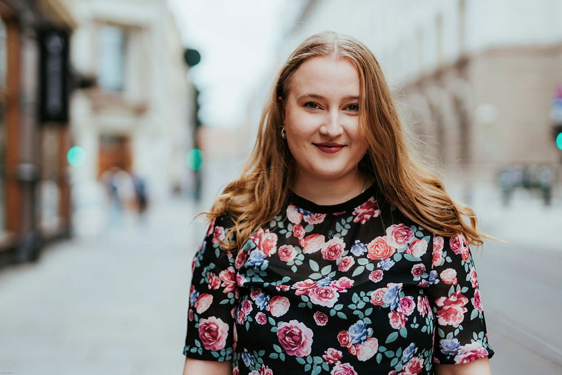 Stine Johanessen utenfor Høyskolen Kristiania. 