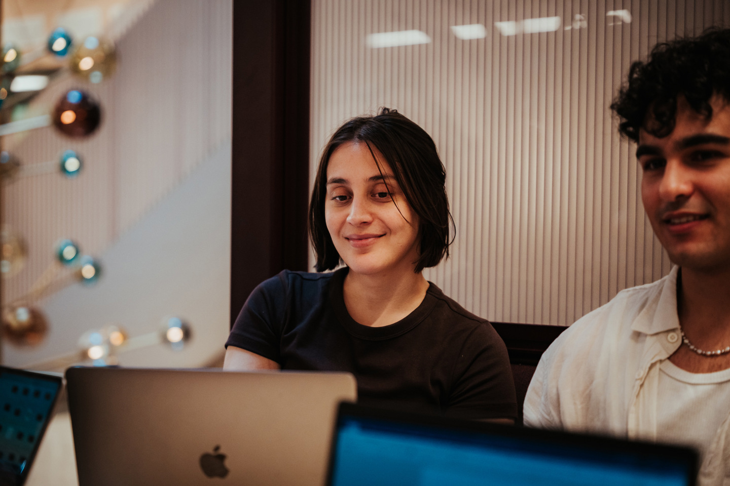 To studenter jobber i kollokvie.