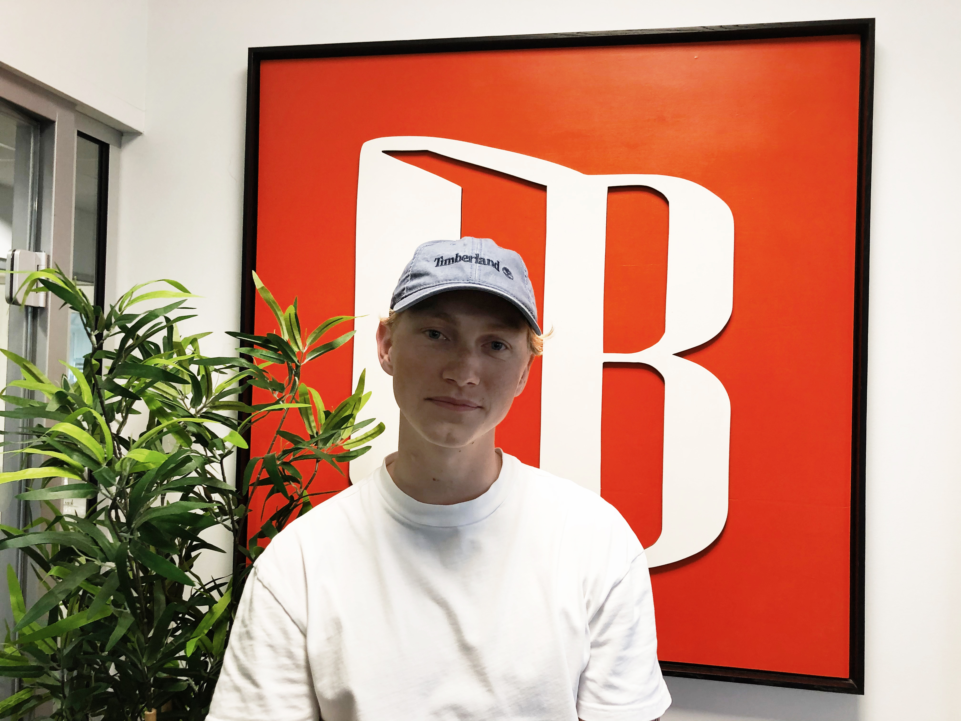 Portrett av Oliver foran logoen til Bookis.