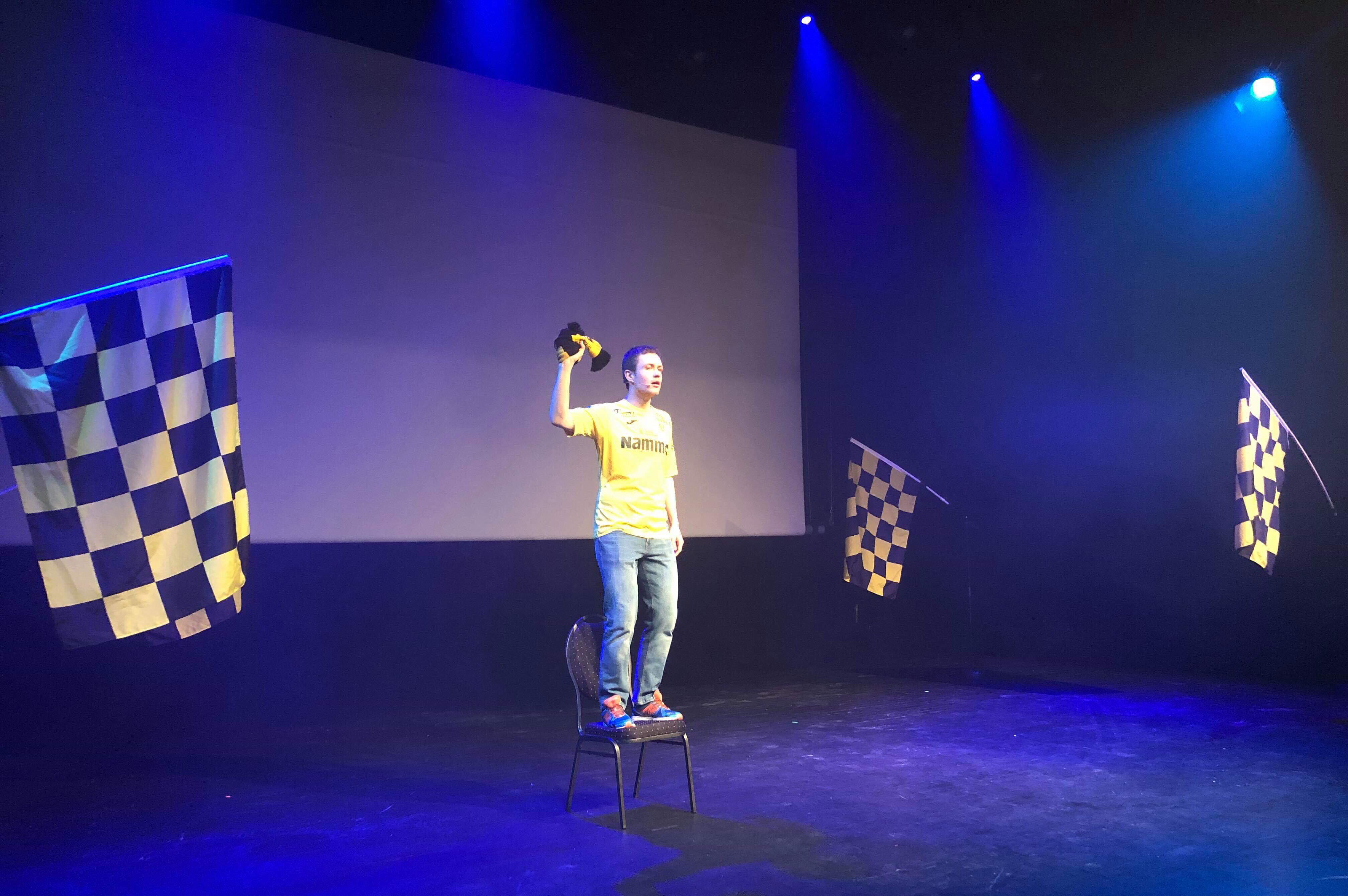 I monologforestillingen møter vi fotballsupporter Kristian, som spilles av Andreas selv.