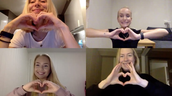 Foto av fire jenter som viser hjerte med hendene på webkamera