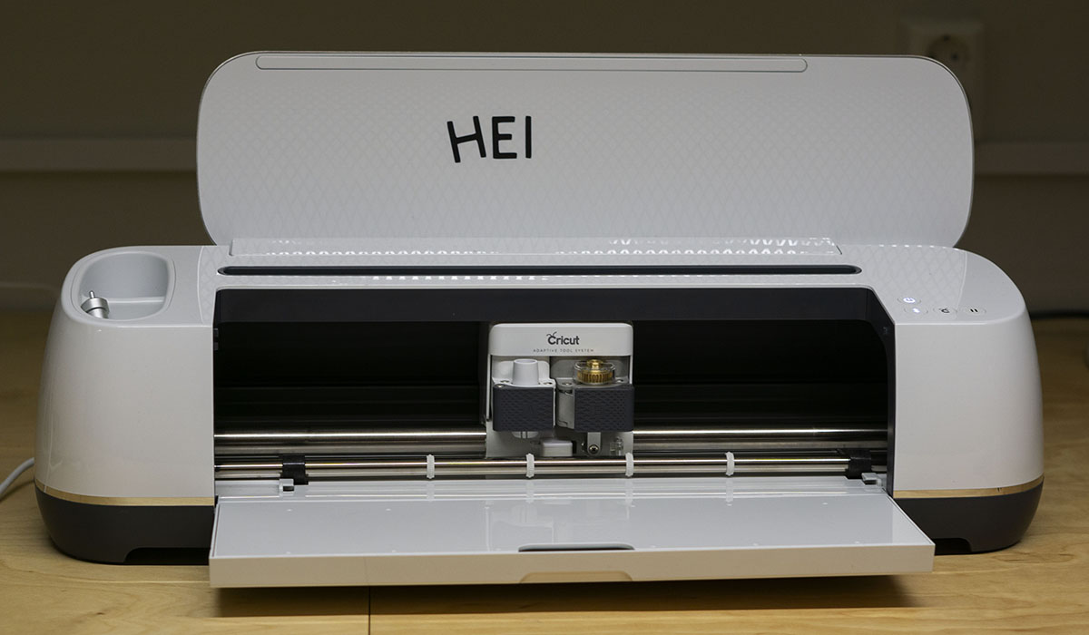 Cricut Maker er en lettvekts 2D-kuttende maskin som er ekstremt enkel å bruke. Den har et hode som du kan feste en kniv eller penn på