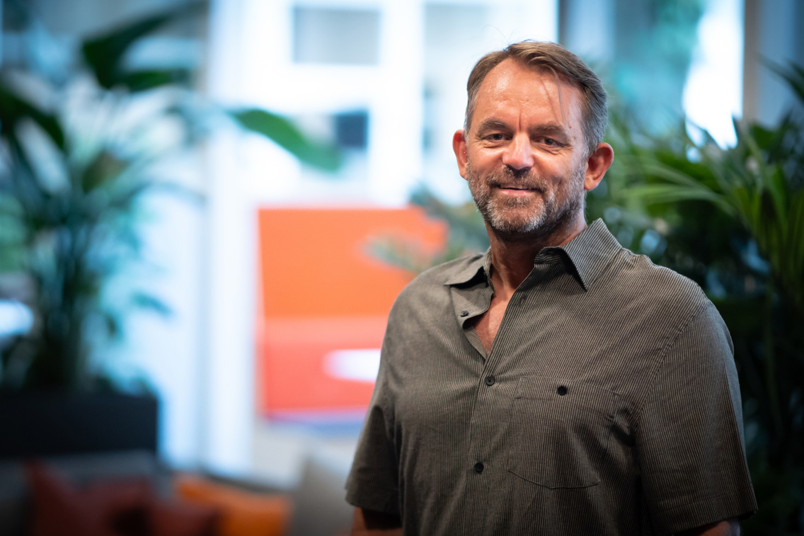 Andreas Norgår Thon smiler ved hovedinngangen til Kristiania campus Oslo.