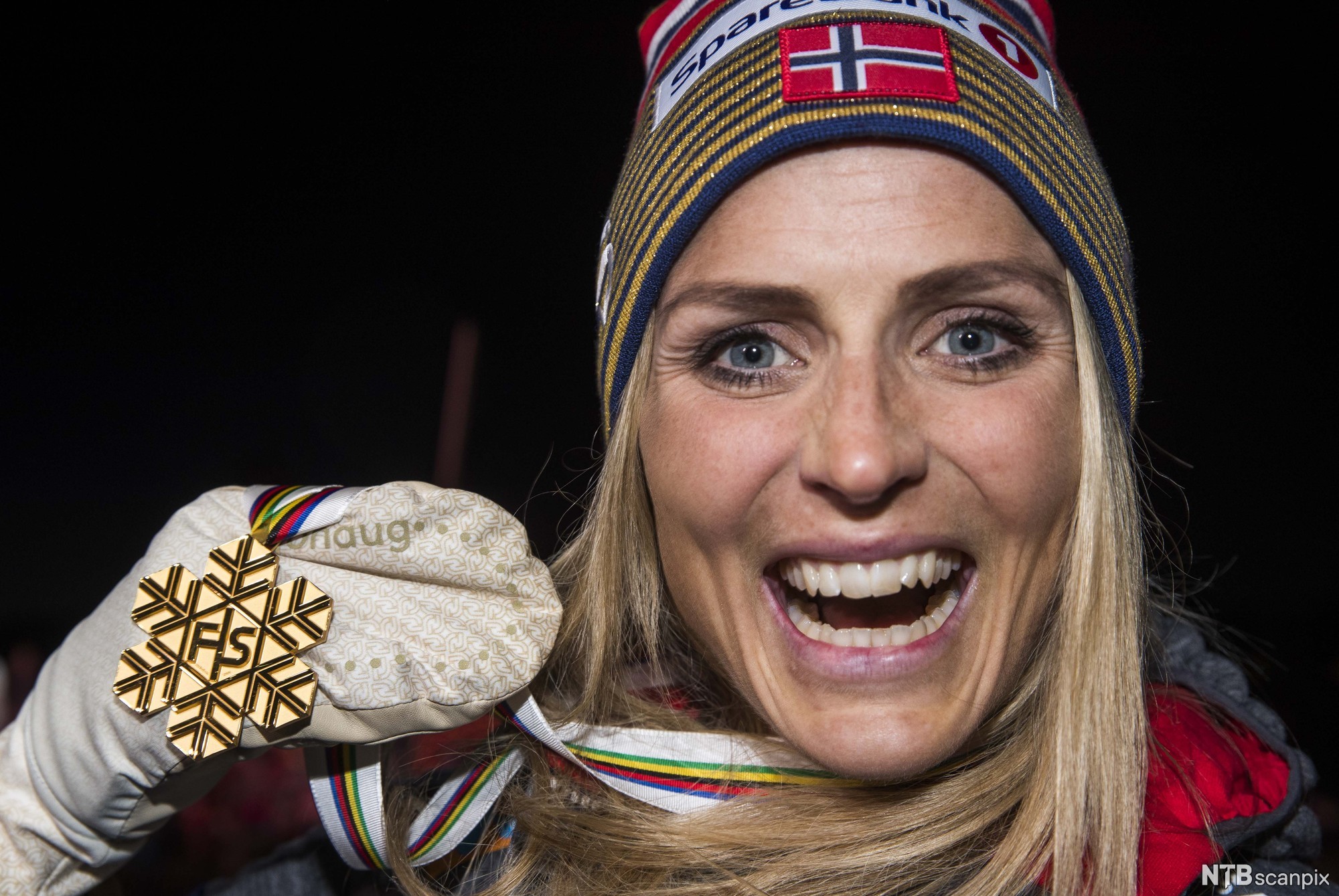 Therese Johaug holder en gullmedalje