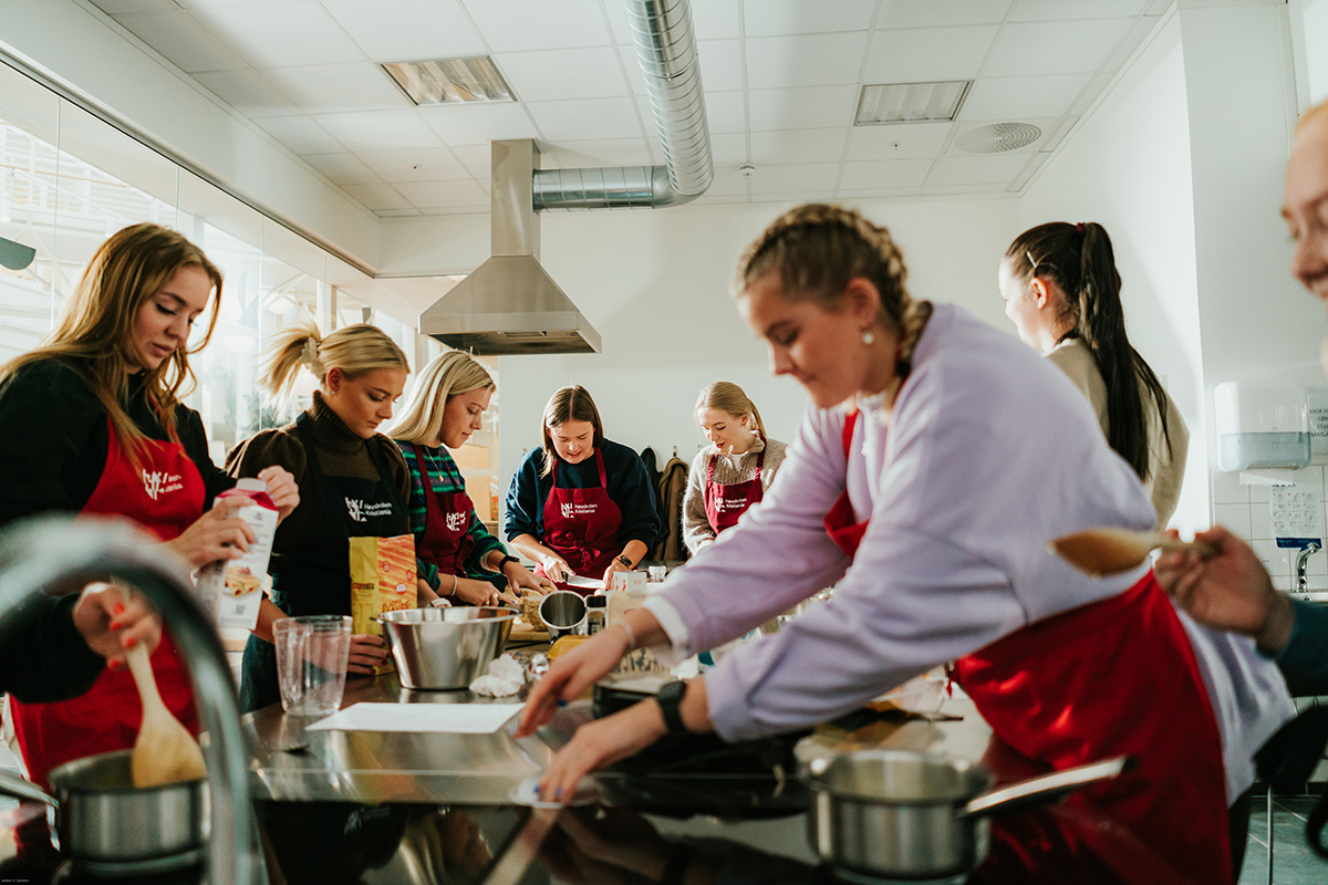 Studenter på ernæringskjøkken.