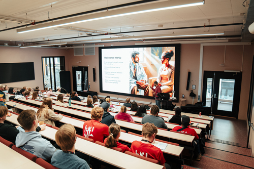 Forelesningssal sett bakfra.