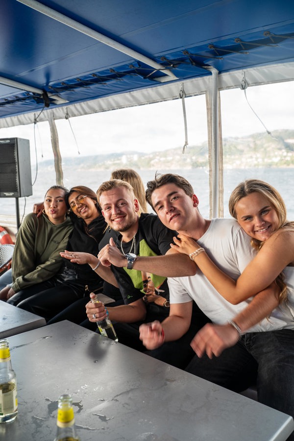 Foto av fem studenter på båttur i Bergen