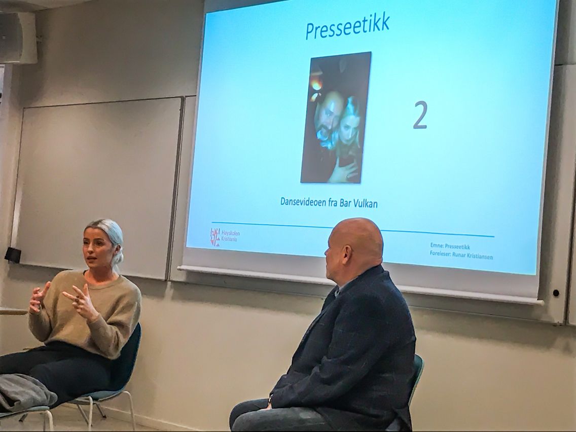 Foto av kvinne og mann foran powerpoint-presentasjon om presseetikk.