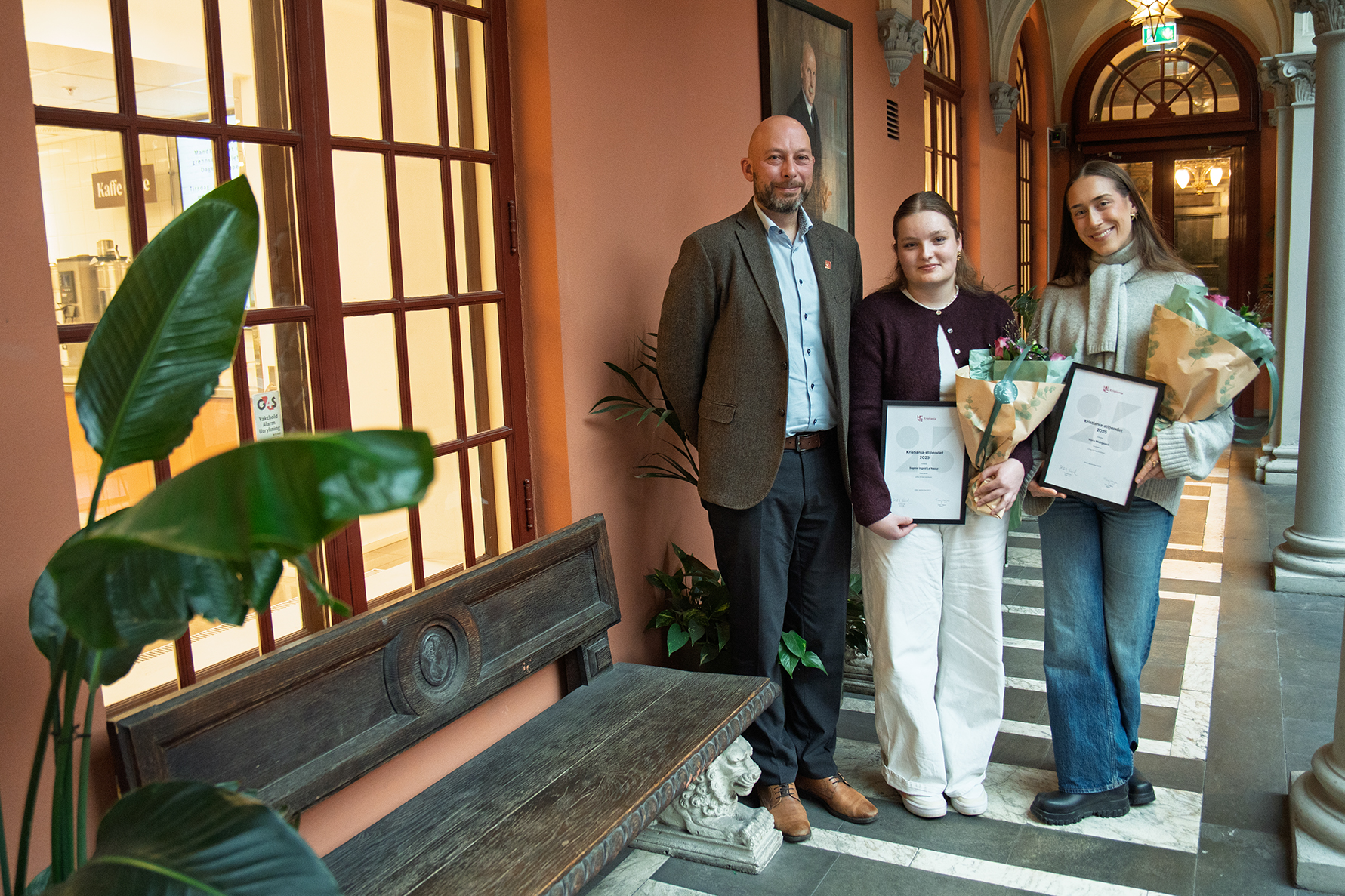 Vinnere av årets stipender med diplom og blomster.