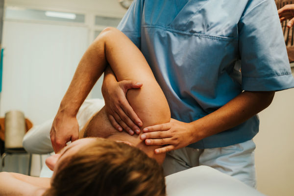 Osteopatistudent behandler en pasient på studentklinikken