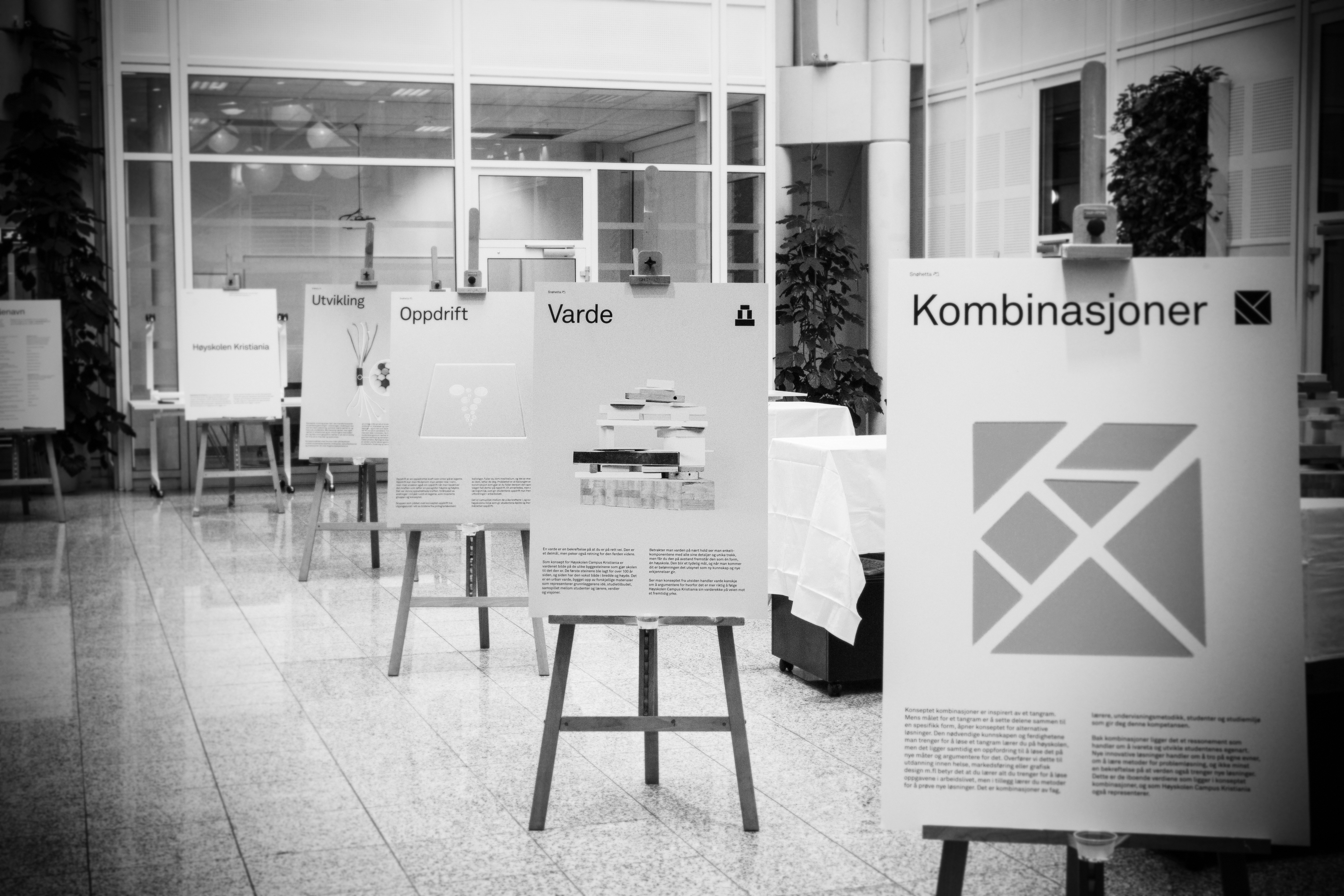 Bildet viser et stort rom hvor flere staffeli står med illustrasjonsfigurer på store papplater. Det er ingen mennesker i rommet.