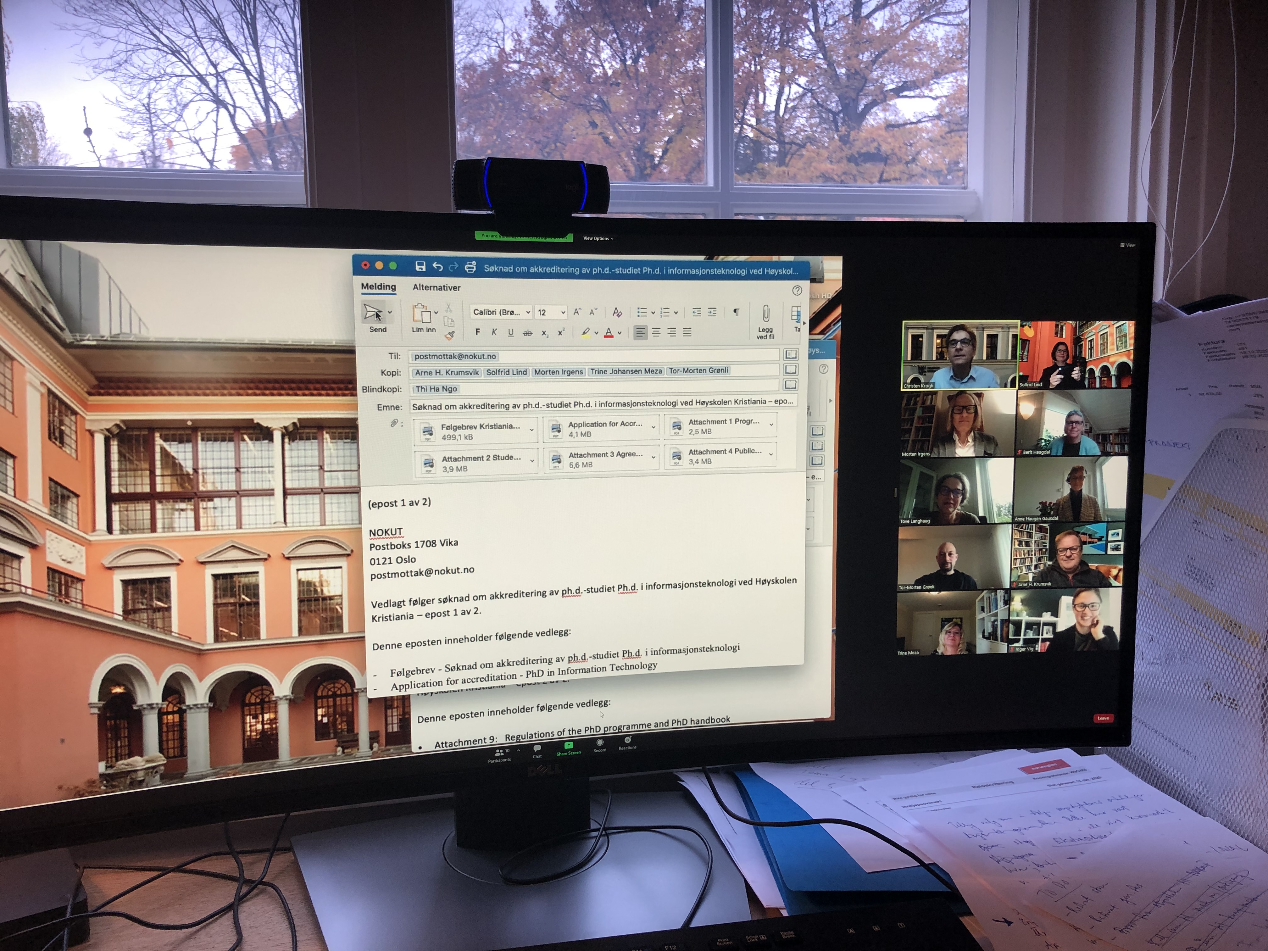 Bilde av en PC-skjerm foran et vindu. På skjermen kan man se begynnelsen på en mail til NOKUT, og bilder 10 personer som deltar på det digitale møtet. 