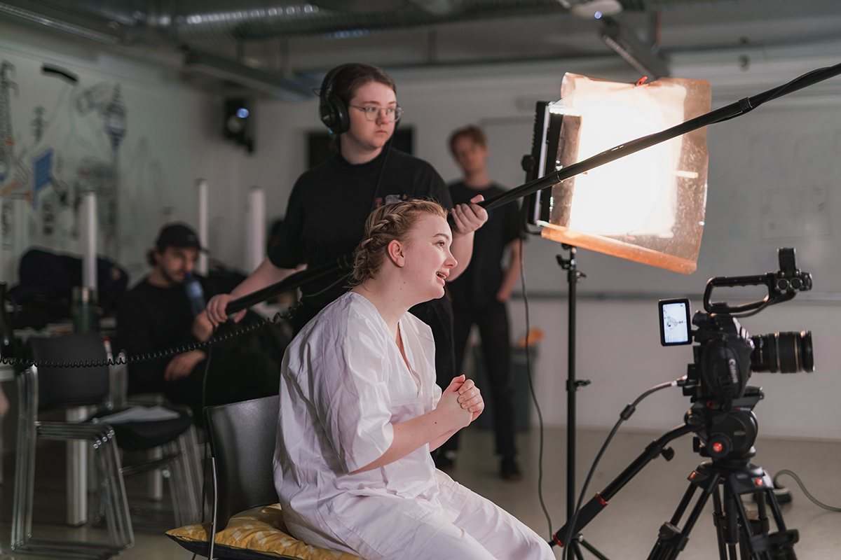 Studenter på filmset.