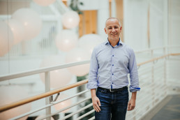 Mann i lyseblå skjorte oppstilt for kamera.